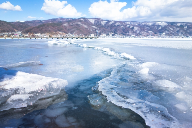 諏訪湖と氷